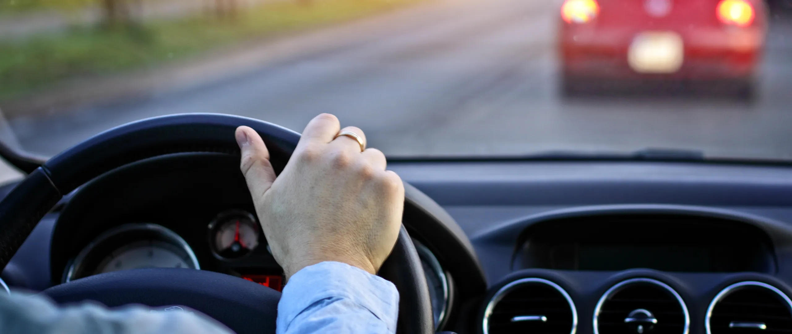 En person som kör en bil på en motorväg.