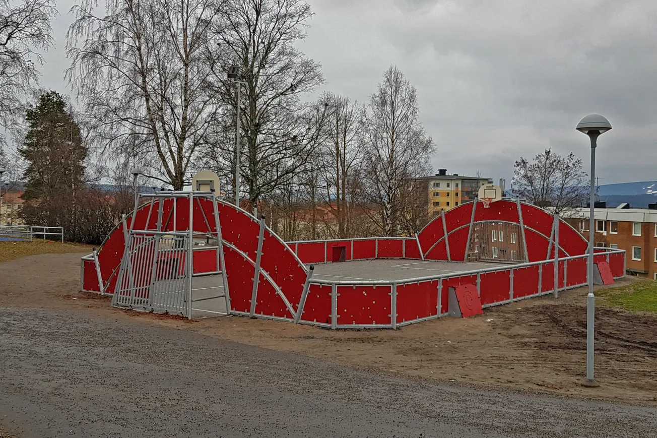 Arena för många sporter, konstgräsyta med sarg runt.