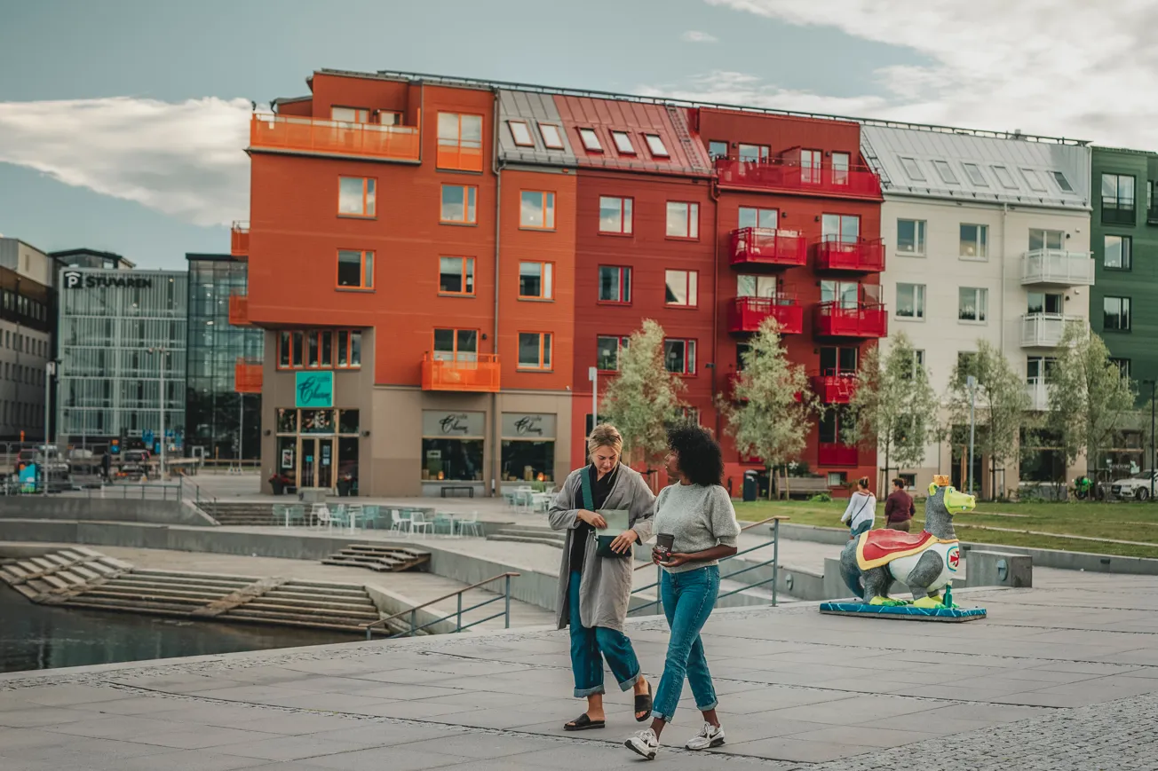 Några personer som går omkring.