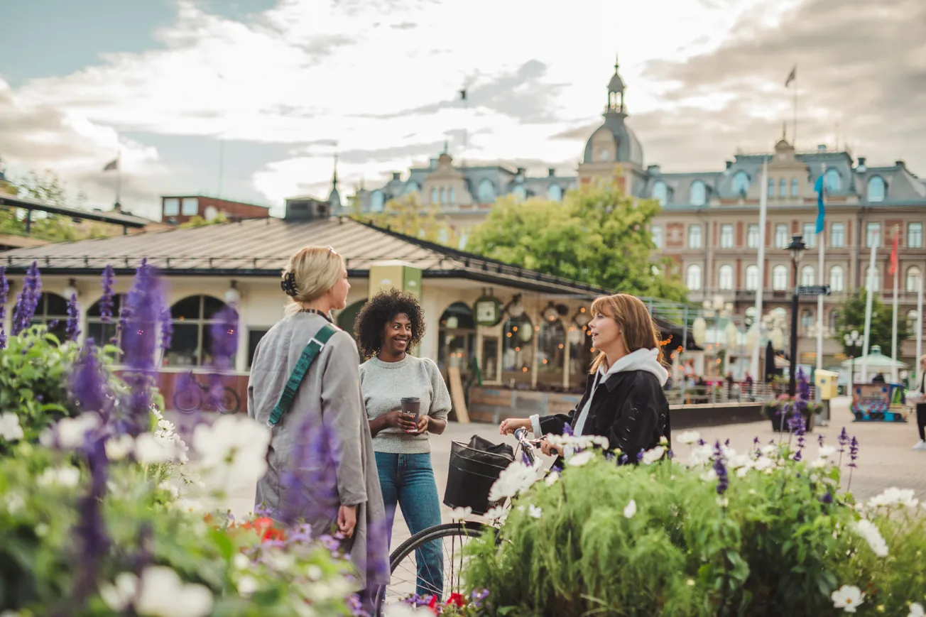 En grupp kvinnor som står bredvid varandra.