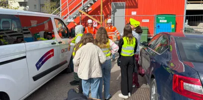 En grupp med skolbarn besöker företaget Peab i Sundsvall.
