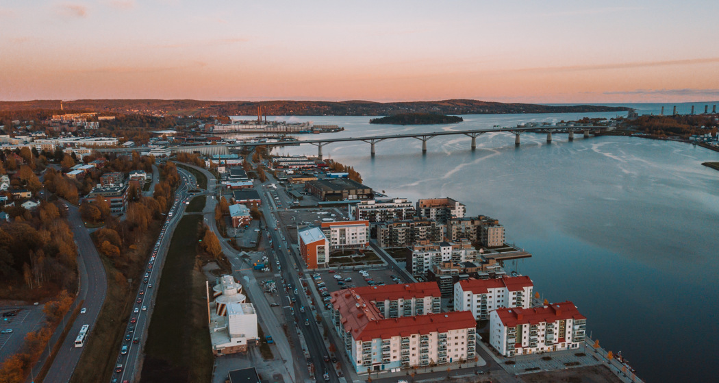 Vy över Sundsvallsfjärdens inlopp och Sundsvallsbron i kvällsljus.