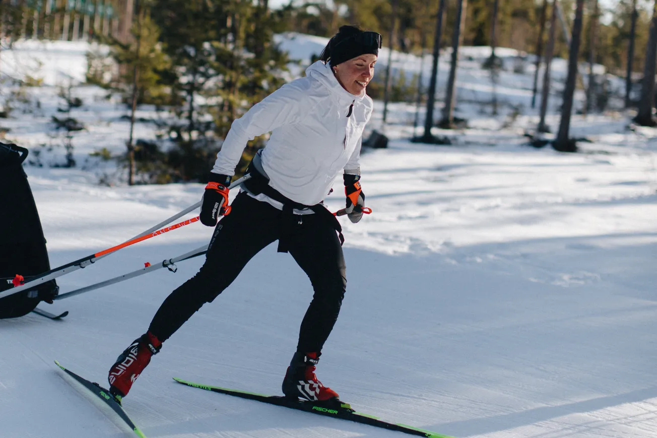 Charlotte Kalla åker längdskidor i spåren på Södra Berget i Sundsvall.
