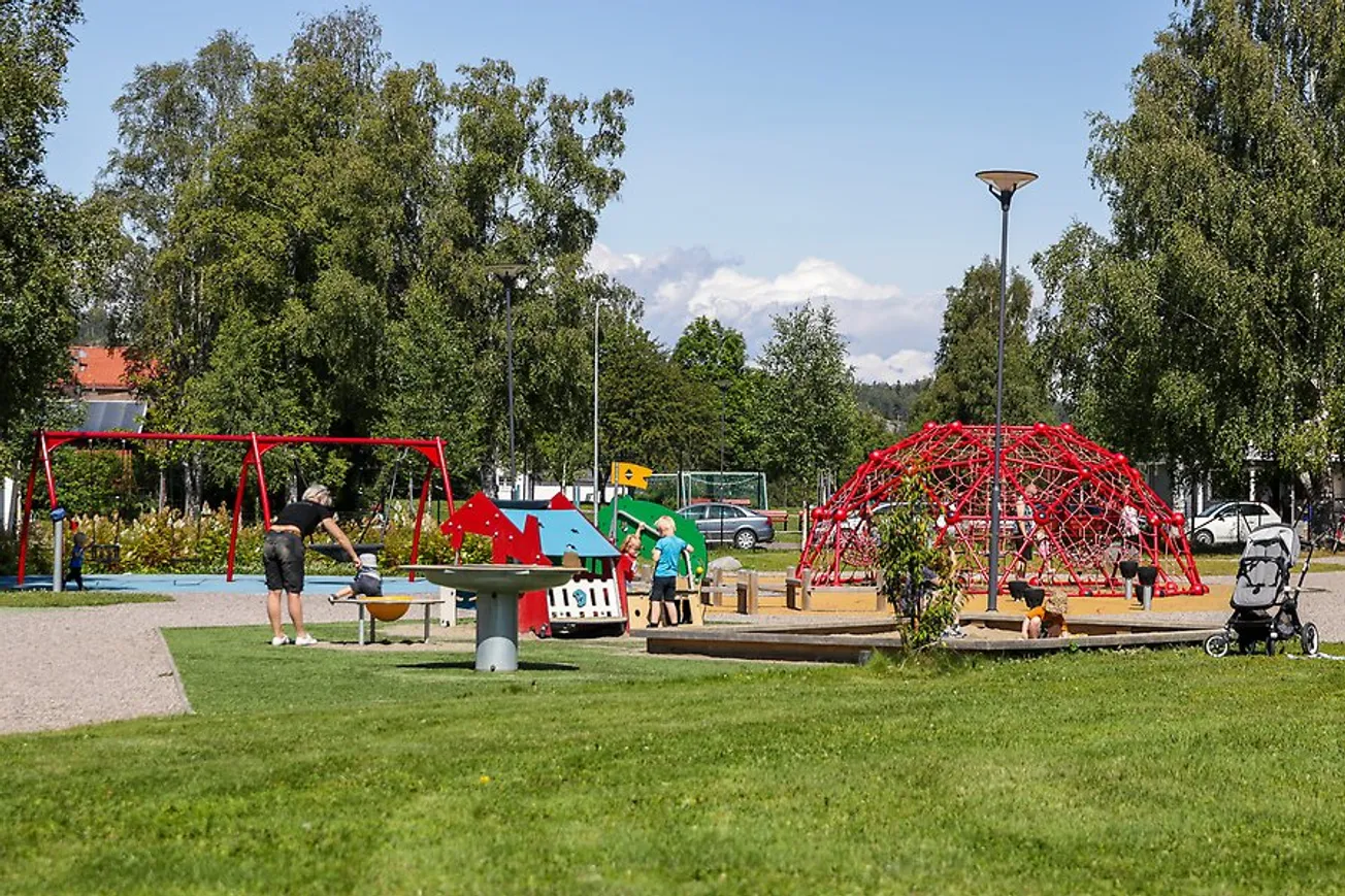 Hantverksparken sommartid med barn som leker i parken.