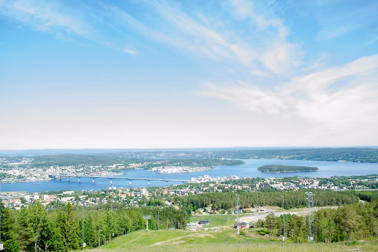 Utsikt över Sundsvall sett från Södra berget. Havet i och Alnöns syns på håll.