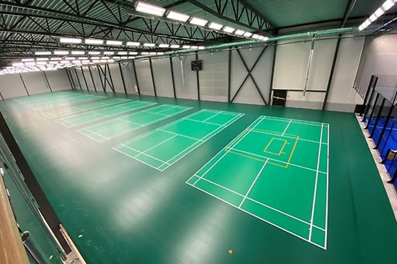 Idrottshall med med linjer för badminton och innebandy.