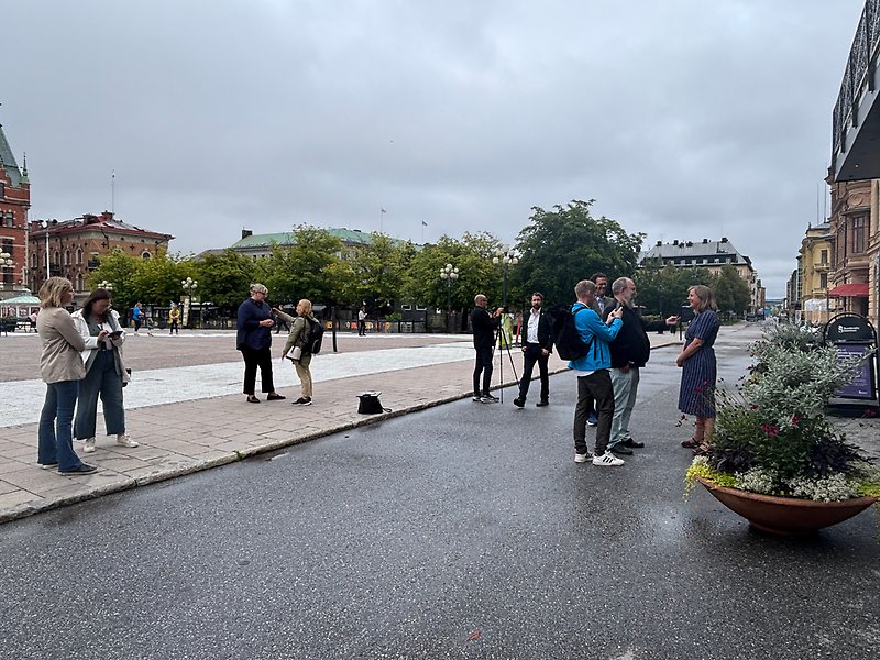 Personer samlade utanför Stadshuset i Sundsvall.