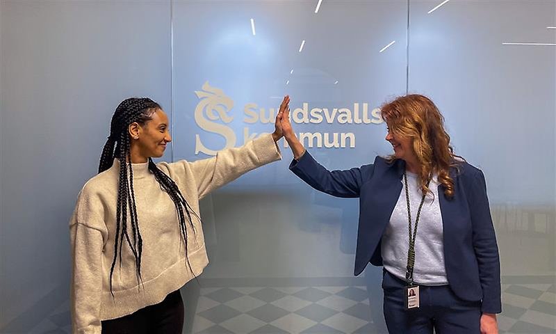 Två kvinnor gör en high-five