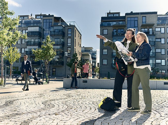 Två kvinnor planerar nya bostäder på Norra Kajen i Sundsvall