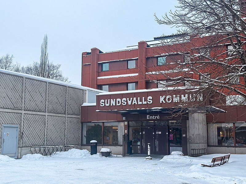 Sundsvalls kommunhus entré i vinterskrud. 