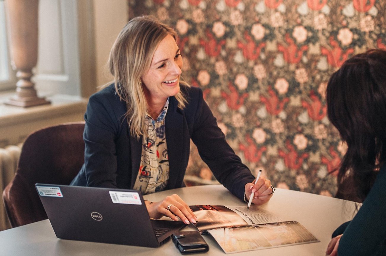 Kvinna vid skrivbord