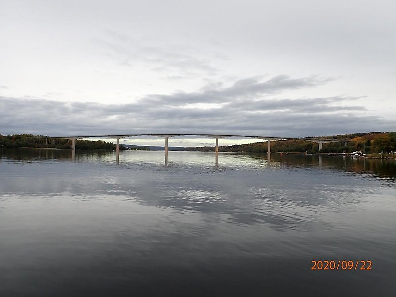 Alnöbron sett från vattnet.
