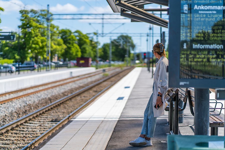Kvinna väntar på tågstationen i Sundsvall