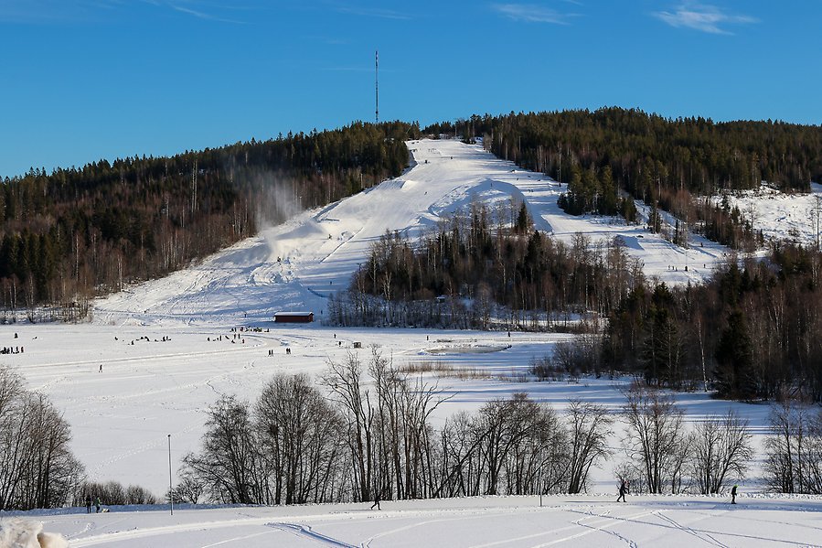 Bild över snötäckt Sidsjöbacke.
