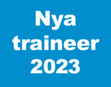 Blå skylt med vit text: Nya traineer 2023.